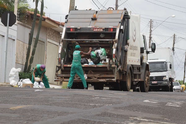 Trabalhadores da Leão durante coleta em rua da cidade